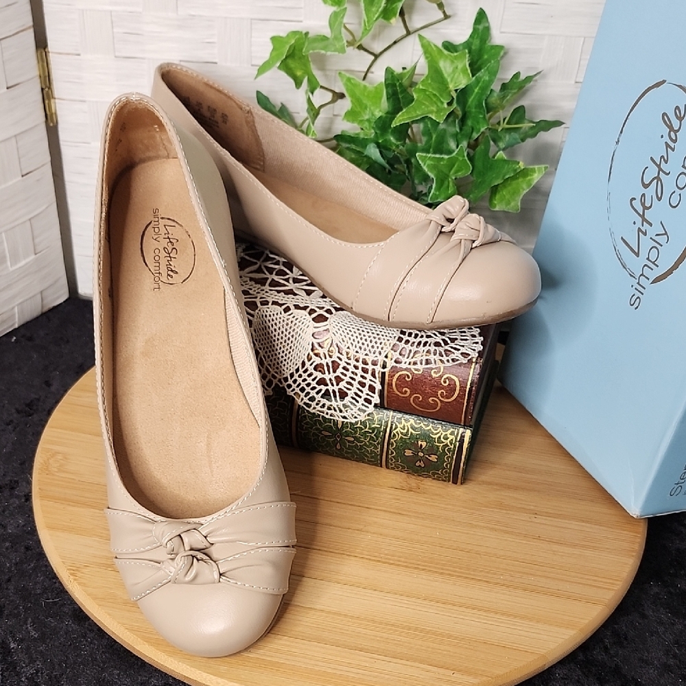 👉*ADORABLE* LIFESTRIDE "ANIKA" FAUX LEATHER SLIP-ON FLATS ~SIZE 9M ~TAUPE BEIGE